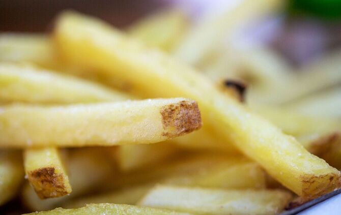 Pommes frites liegen auf einem Teller