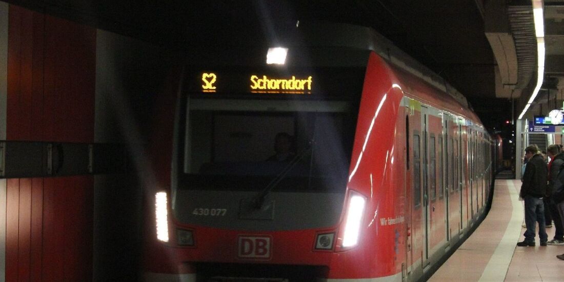 S-Bahn sbahn s bahn  Symbol Symbolbild Bahn S2 Hauptbahnhof