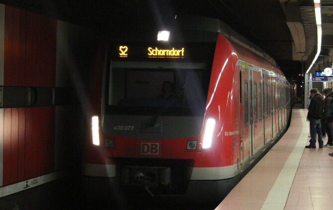 S-Bahn sbahn s bahn  Symbol Symbolbild Bahn S2 Hauptbahnhof