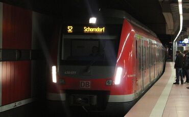 S-Bahn sbahn s bahn  Symbol Symbolbild Bahn S2 Hauptbahnhof