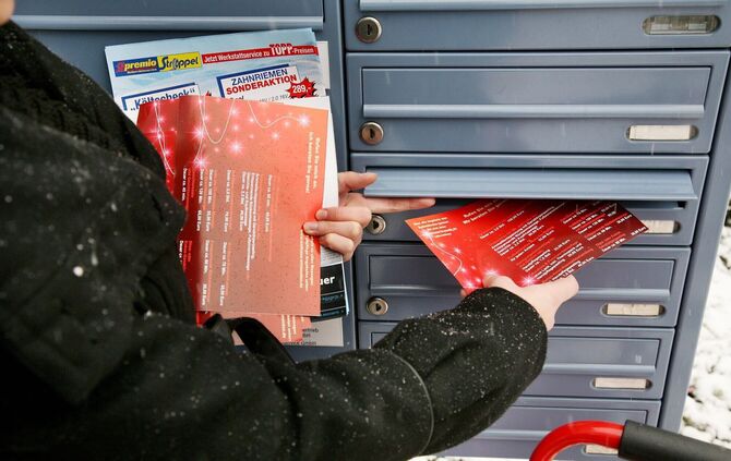 Motive von austraegern  bei Werbung in briefkasten stecken  foto Zuern