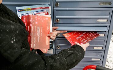 Motive von austraegern  bei Werbung in briefkasten stecken  foto Zuern