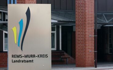 Landratsamt Waiblingen Symbolfoto Symbol Symbolbild - 1