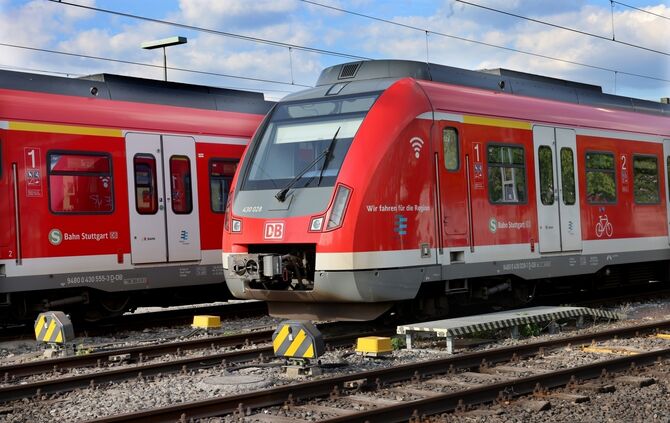 S-Bahn Sbahn S2 S3 Bahnhof Symbol Symbolfoto