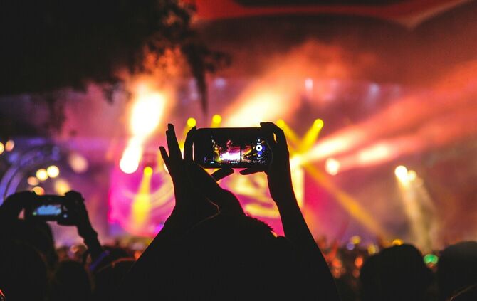 konzert festival konzerte show musik musiker sänger sängerin symbol symbolfoto symbolbild