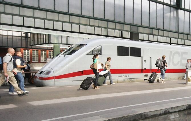 ICE und TGV im Stuttgarter Hauptbahnhof - 1