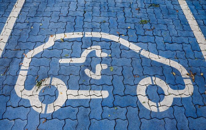 Elektromobilität – Parkplatz an Schnellladesäule
