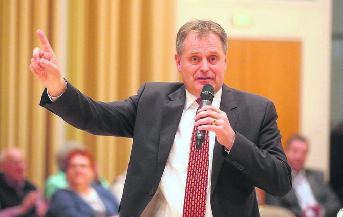 Auftakt für Vorbereitung zur Gartenschau in Plüderhausen es spricht der Gmünder OB Richard Arnold über Gartenschau in Gmünd.