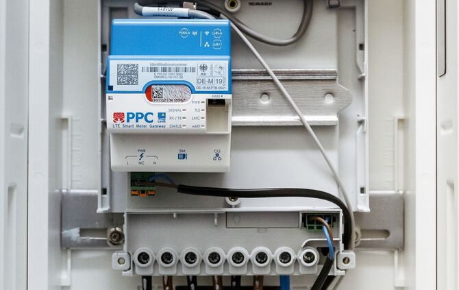 Smart Meter hängt in einem Schaltkasten