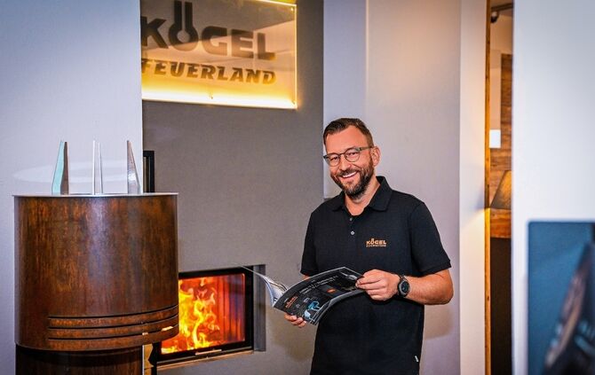 Steffen Müller berät für die Traum-Feuerstelle daheim.
