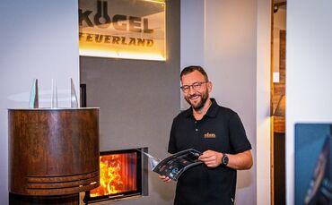 Steffen Müller berät für die Traum-Feuerstelle daheim.
