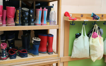 Kita Kindergarten beutel schuhe gummistiefel schuhregal symbol symbolbild symbolfoto