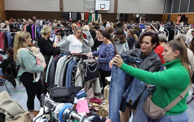 Women Late-Night-Shopping