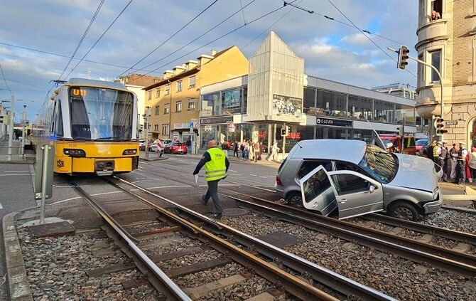 Auto kollidiert mit Stuttgarter Stadtbahn
