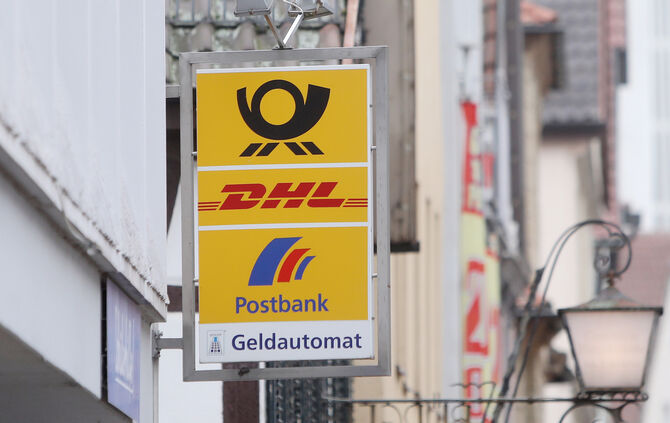 deutsche post postfiliale postbank logo schild symbol symbolbild symbolfoto