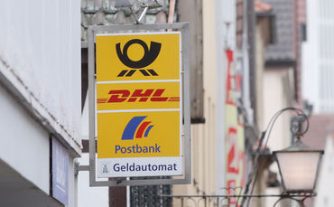deutsche post postfiliale postbank logo schild symbol symbolbild symbolfoto