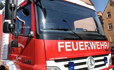 Feuer Brand Feuerwehr Einsatz Feuerwehreinsatz Blaulicht Symbol Symbolbild symbolfoto