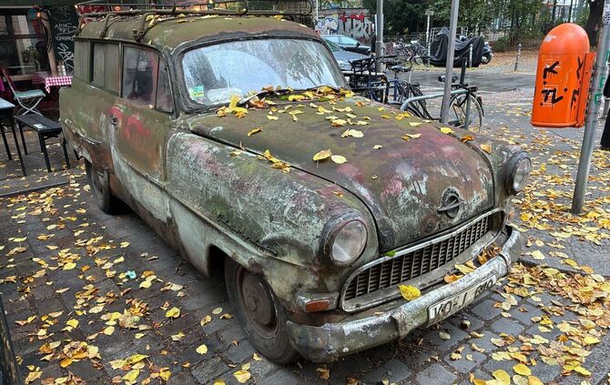 Ein alter Opel in Berlin