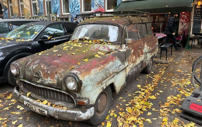 Ein alter Opel in Berlin