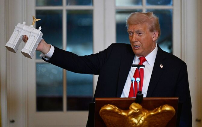 US-Präsident Trump präsentiert Modell eines Triumphbogens