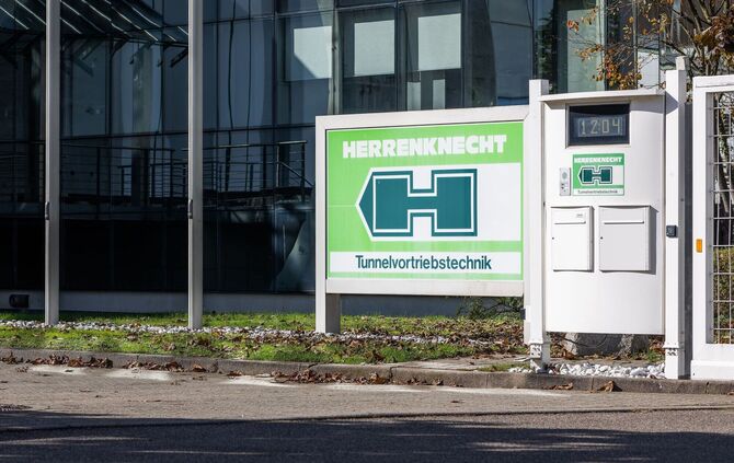 Streit um Blümenkübel vor Herrenknecht-Firmenzentrale