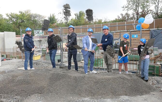 Geschäftsführer Björn Riker (Mitte) beim Spatenstich für die 13 Zwei- und Drei-Zimmer-Eigentumswohnungen in Endersbach, gemeinsa