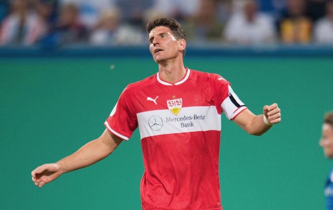 Ein frustrierter Mario Gomez scheidet mit dem VfB aus dem Pokal aus._0