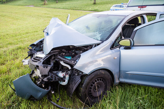Auto gegen Baum, drei Verletzte, Keletrstr., Aspach-Allmersbach am Weinberg, 27.06.2020.