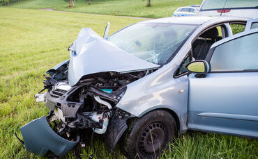 Auto gegen Baum, drei Verletzte, Keletrstr., Aspach-Allmersbach am Weinberg, 27.06.2020.