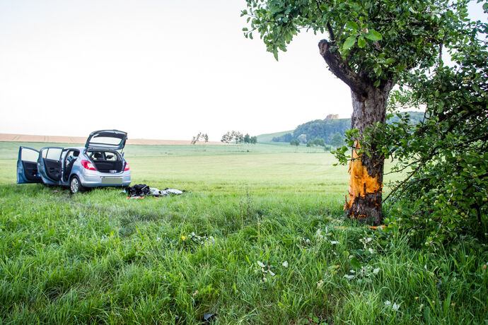Auto gegen Baum, drei Verletzte, Keletrstr., Aspach-Allmersbach am Weinberg, 27.06.2020.