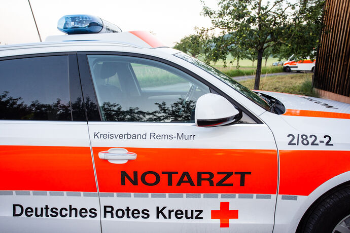 Auto gegen Baum, drei Verletzte, Keletrstr., Aspach-Allmersbach am Weinberg, 27.06.2020.