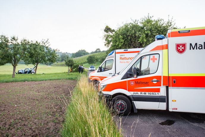 Auto gegen Baum, drei Verletzte, Keletrstr., Aspach-Allmersbach am Weinberg, 27.06.2020.