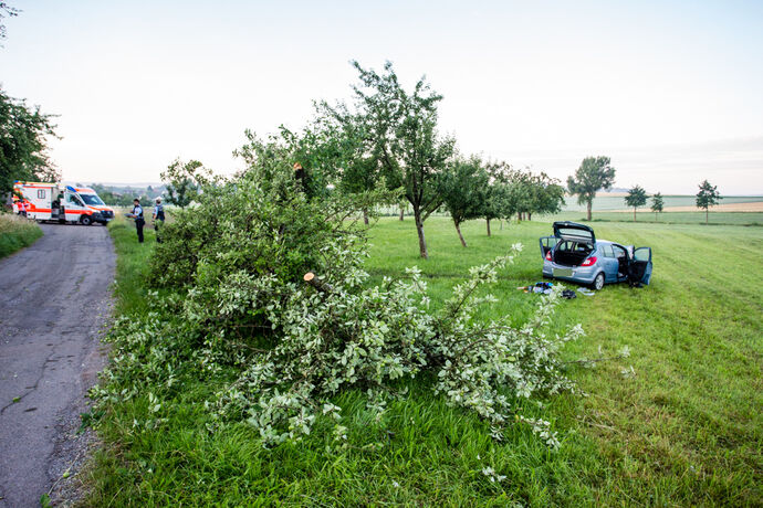 Auto gegen Baum, drei Verletzte, Keletrstr., Aspach-Allmersbach am Weinberg, 27.06.2020.