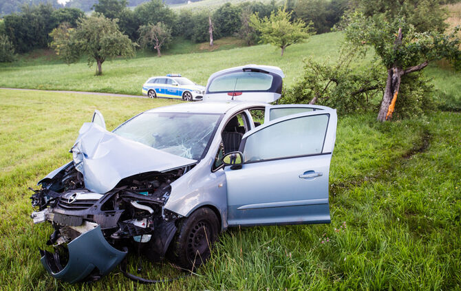 Auto gegen Baum, drei Verletzte, Keletrstr., Aspach-Allmersbach am Weinberg, 27.06.2020.