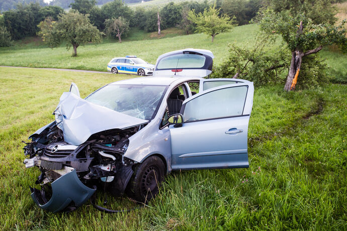 Auto gegen Baum, drei Verletzte, Keletrstr., Aspach-Allmersbach am Weinberg, 27.06.2020.
