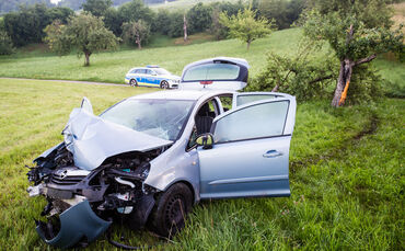 Auto gegen Baum, drei Verletzte, Keletrstr., Aspach-Allmersbach am Weinberg, 27.06.2020.