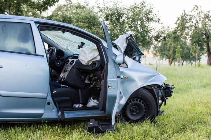 Auto gegen Baum, drei Verletzte, Keletrstr., Aspach-Allmersbach am Weinberg, 27.06.2020.