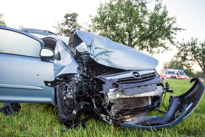 Auto gegen Baum, drei Verletzte, Keletrstr., Aspach-Allmersbach am Weinberg, 27.06.2020.