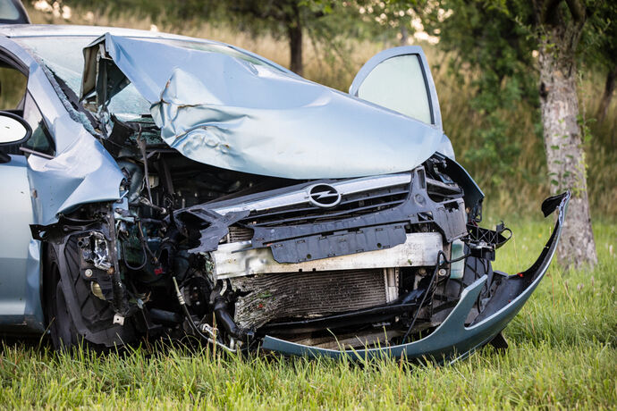 Auto gegen Baum, drei Verletzte, Keletrstr., Aspach-Allmersbach am Weinberg, 27.06.2020.