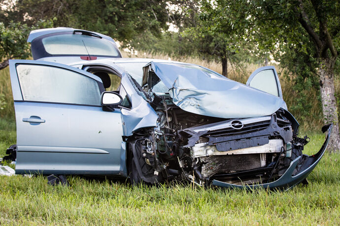 Auto gegen Baum, drei Verletzte, Keletrstr., Aspach-Allmersbach am Weinberg, 27.06.2020.