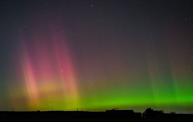 Polarlicht und Komet leuchten am Nachthimmel