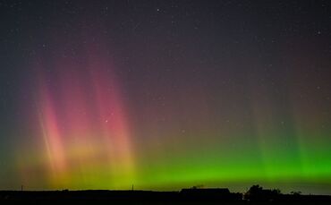 Polarlicht und Komet leuchten am Nachthimmel