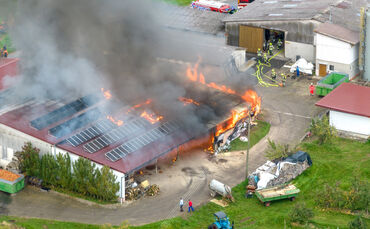 Brand einer landwirtschaftlichen Lagerhalle, Birkachhof, Affalterbach, 20.10.2025
