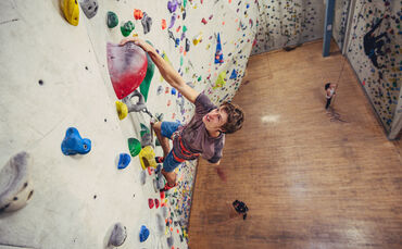 Kim Marschner an der Kletterwand des Active Garden in Korb.