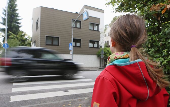 Geschichte über Kinder am Zebrastreifen: Autofahrer sollen, müssen aber nicht halten, wenn Kinder am Zebrastreifen stehen und üb