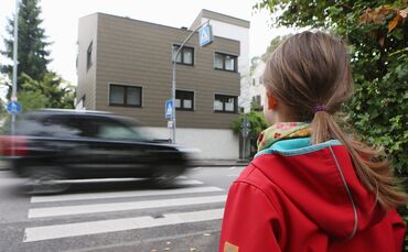 Geschichte über Kinder am Zebrastreifen: Autofahrer sollen, müssen aber nicht halten, wenn Kinder am Zebrastreifen stehen und üb