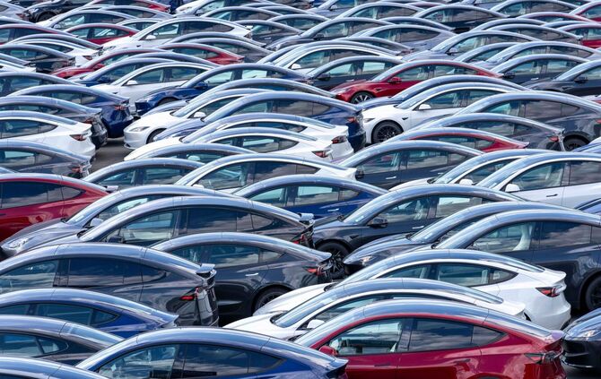 Neue Tesla-Autos auf dem Lagerplatz