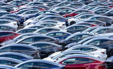 Neue Tesla-Autos auf dem Lagerplatz