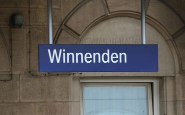 schild winnenden bahn bahnhof symbol symbolbild symbolfoto