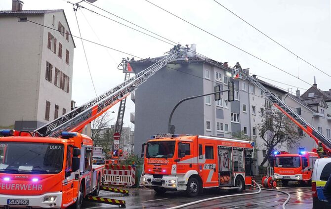 Großeinsatz in Stuttgart - Feuerwehrmann bei Brand verletzt